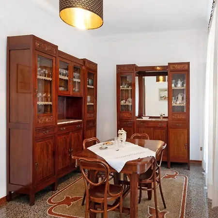 Dolphin House Apartment *